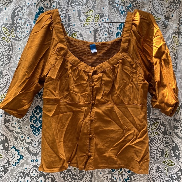 Like new! Old Navy puff sleeve button down blouse - Picture 2 of 2